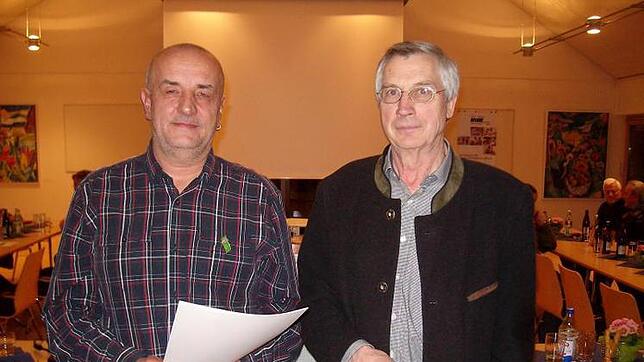 Bei der Hauptversammlung des Schwäbischen Albvereines Inzigkofen wurde Winfried Scherer (links) vom Vorsitzenden Erich Beck für 40 Jahre ...