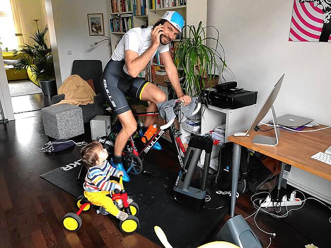 Immer im Sattel: Tim Böhme und sein Sohn.