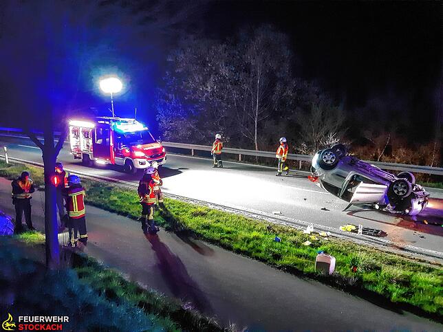 Bei Unfall auf der B313 zwischen Hoppetenzell und Zizenhausen hat sich am Karsamstagabend ein Auto überschlagen.