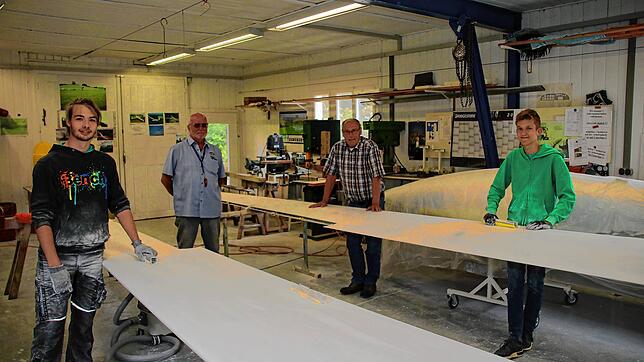 Jugendliche der Segelfluggemeinschaft sind momentan dabei, ein Segelflugzeug zu überarbeiten (von links): Mick Herrmann, der ...