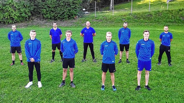 Das Tennenbronner Trainerteam mit den Neuzugängen: Hintere Reihe von links: Clemens Rapp (Spielausschuss Herren), Stefan Schanz, ...