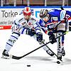 Der Schwenninger Daniel Weiß (links) und Casey Bailey von den Iserlohn Roosters im Zweikampf. Am Ende setzten sich die Gastgeber mit 3:2 ...