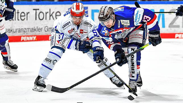 Der Schwenninger Daniel Weiß (links) und Casey Bailey von den Iserlohn Roosters im Zweikampf. Am Ende setzten sich die Gastgeber mit 3:2 ...