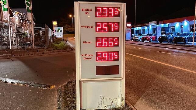 Die Spritpreise explodieren auch in der Schweiz. Unser Leser Sebastian Kaiser aus Tiengen hat das Bild in Eglisau im Kanton Zürich ...