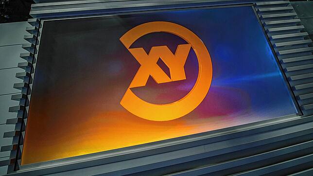 Eine Projektion des Logos der ZDF Sendung &bdquo;Aktenzeichen XY... ungelöst&ldquo; in einem Studio bei München (Symbolbild). Am 9. ...