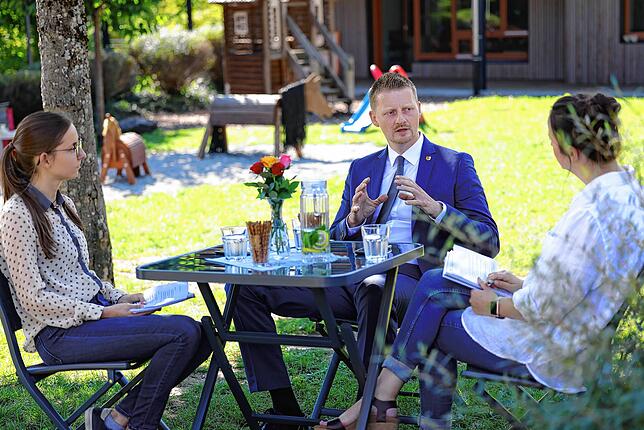 Sommergespräch mit OB Simon Gröger (mitte) und der SÜDKURIER-Redakteurin Laura Marinovic (links) und Redaktionsleiterin Anna-Maria ...