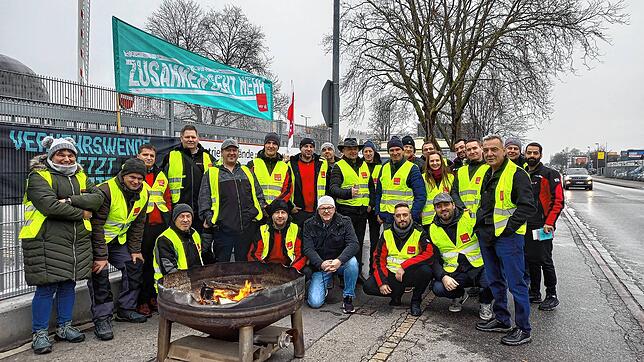 (Archivbild von 2024) Ein Bild aus dem Februar des vergangenen Jahres: Busfahrer der Stadtwerke Konstanz legen die Arbeit nieder und ...