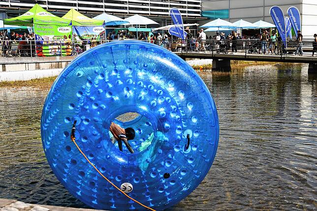 Turnen in einem großen Wasserball: Auf dem Seemaxx-See vergnügen sich insbesondere jüngere Besucher.