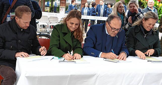 Die prominente Jury hat es schwer, unter den zahlreichen Gruppen den Sieger auszumachen. Unser Bild zeigt von links Mathias-Alexander ...