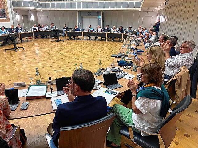 Nach der eindeutigen Wahl gab es vom Singener Gemeinderat Applaus für den neuen Ersten Beigeordneten.