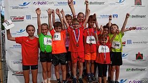 Die Gewinner des Bambini-Laufs sind stolz auf ihre Leistungen und die Medaillen.