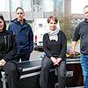 Auf gepackten Kisten: Am Tag der geplanten, aber kurzfristig abgesagten Aufführung der Lichtsinfonie am Telekom-Hochhaus mussten (von ...