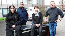 Auf gepackten Kisten: Am Tag der geplanten, aber kurzfristig abgesagten Aufführung der Lichtsinfonie am Telekom-Hochhaus mussten (von ...