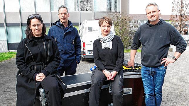 Auf gepackten Kisten: Am Tag der geplanten, aber kurzfristig abgesagten Aufführung der Lichtsinfonie am Telekom-Hochhaus mussten (von ...