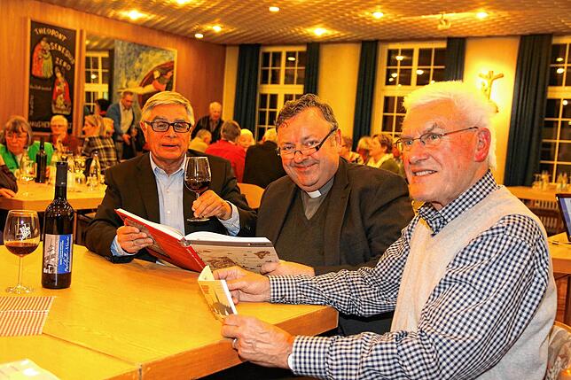 Der Münsterwein trägt sein Scherflein zur positiven Bilanz des Münsterbauvereins bei (Von links): Vorsitzender Helmut Villinger, Pfarrer ...