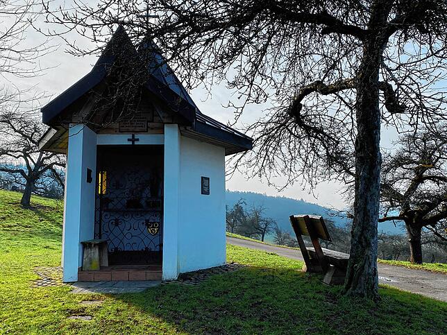 Mit Ähnlichkeit: Die Sembergkapelle wurde im Jahr 2003 von Ehrenamtlichen errichtet und soll an die 1620 erbaute Schlosskappelle in ...