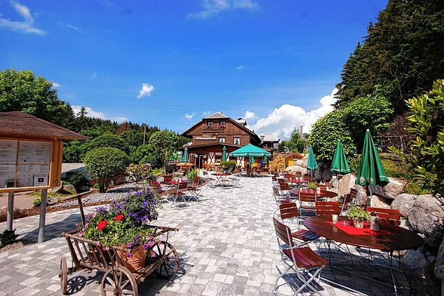 Der Biergarten beim Kolmenhof sieht einladend aus und lockt vor allem im Sommer immer viele Wanderer und Schwarzwald-Touristen. Wegen ...