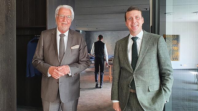 Seniorchef Heiner Finkbeiner (links) und Juniorchef Sebastian Finkbeiner in der neuen &bdquo;Traube Tonbach&ldquo;.