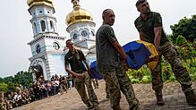 Ukrainische Soldaten tragen einen Sarg während einer Abschiedszeremonie. Am Dienstagmittag ist es zu einem verheerenden Luftangriff ...