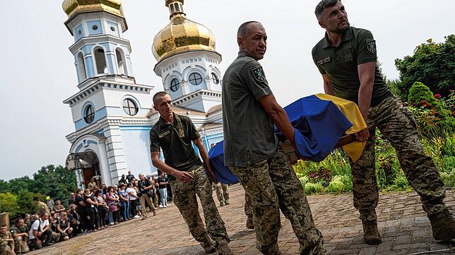 Ukrainische Soldaten tragen einen Sarg während einer Abschiedszeremonie. Am Dienstagmittag ist es zu einem verheerenden Luftangriff ...