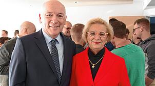 Der Gaienhofener Bürgermeister Jürgen Maas feiert im Rathaus seinen 60. Geburtstag. Den Empfang mit über 40 Gästen organisierte seine ...