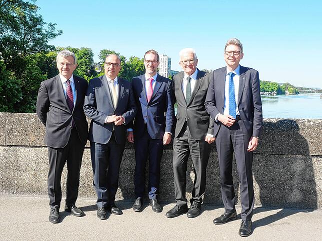 Winfried Kretschmann (Zweiter von rechts) war in Rheinfelden/Schweiz zu Besuch. Dort traf er auf (von links) Franco Mazzi, Stadtammann ...