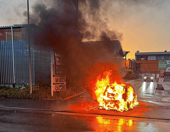 Um kurz vor sechs Uhr morgens, rückte die Feuerwehr erneut aus: Ein Auto brannte.