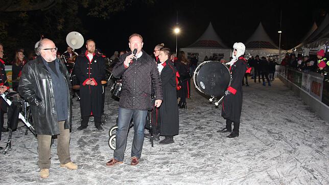 Zu den Klängen der "Gugge Vamps" eröffnete Oberbürgermeister Jan Zeitler die Eisbahn "ÜB on Ice". Links neben ihm Betreiber Reinhard A. ...