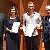 Die beiden neuen Förderpreisträger Julia Hilpert und Malte Breuhaus mit ihren Urkunden neben Thomas Hintermeier (links) und Peter König ...
