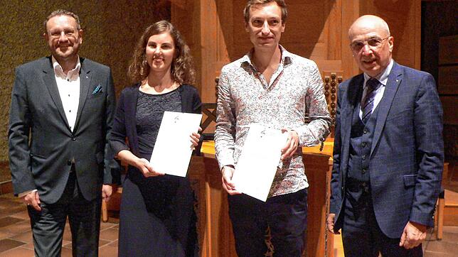 Die beiden neuen Förderpreisträger Julia Hilpert und Malte Breuhaus mit ihren Urkunden neben Thomas Hintermeier (links) und Peter König ...