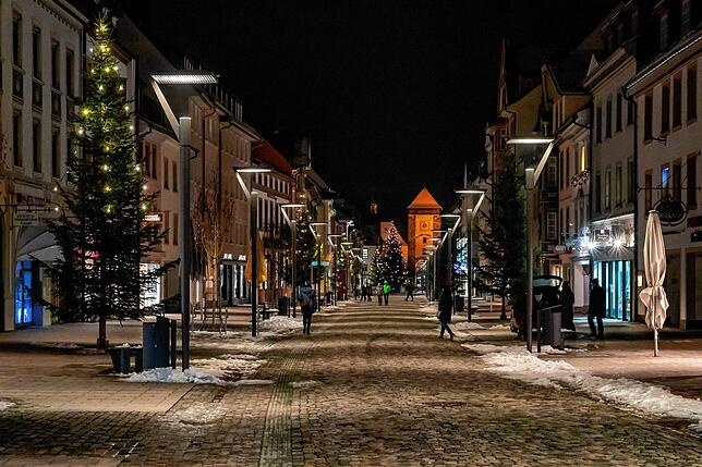 Bild 9: Die Weihnachtsbeleuchtung in vielen Gemeinden ist so festlich wie immer: Doch es fehlt etwas