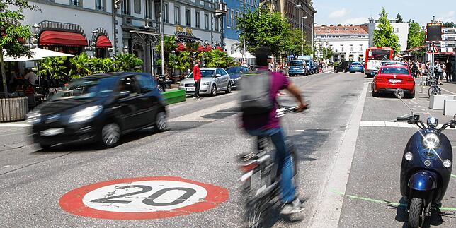 (Archivbild) Diese Aufnahme von Juli 2016 zeigt den Verkehr am Bahnhofplatz in Konstanz.