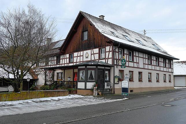 Das Gasthaus Adler in Deggenhausen im Dezember 2022 – kurz bevor die Traditionsgaststätte geschlossen wurde.