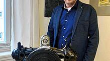 Bürgermeister Manuel Stärk informiert sich über den Immendinger Motor, der als neues Ausstellungsstück für das Heimatmuseum erworben ...