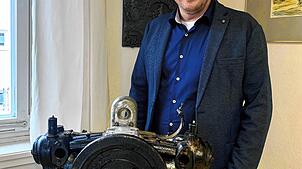 Bürgermeister Manuel Stärk informiert sich über den Immendinger Motor, der als neues Ausstellungsstück für das Heimatmuseum erworben ...