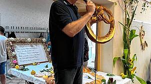 Ein Höhepunkt der Sichelhenke ist die traditionelle Brotversteigerung durch Auktionator Tobias Stadler. Bild: Sabrina Will