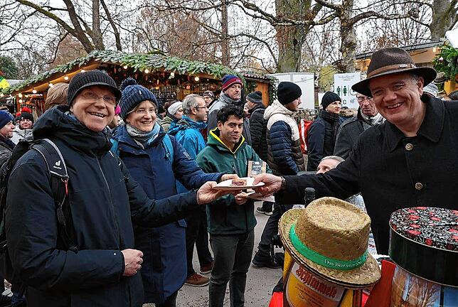 Bild 10: Hincooker auf dem Weihnachtsmarkt: Weihnachtsmann, Taschengeld vom Franz und 2000 Euro Spenden
