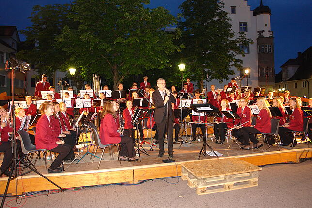 Das Galakonzert des Jugendblasorchesters war wieder ein ganz besonderer Abend. Über 700 Zuhörer kamen, um mit Musikgenuss ins ...