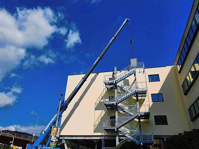 August 2021: Der Erweiterungsbau am Klinikum Hochrhein in Waldshut ist fast fertig. Ein Kran liefert die Fluchttreppe in Einzelteilen ...