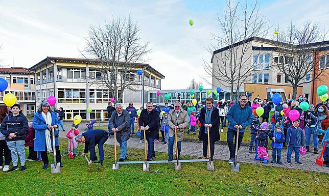 Es ist ein freudiger Moment – Auf dem Außengelände der Nachsorgeklinik Tannheim vollziehen Architektin Susanne Fischer vom Bad ...