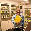 Das Lachen ist Armin Hauer noch nicht vergangen, aber über die Probleme mit seinem Online-Shop hat er sich ziemlich geärgert.
