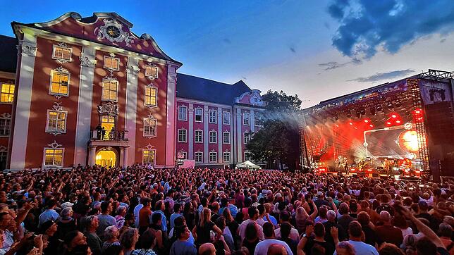 Der Meersburger Schlossplatz war beim Open-Air-Konzert mit Santiano 2023 restlos ausverkauft. Die Besucher feierten, bis es dunkel war.