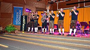 Die Band „Viera Blech“ begeisterte das Publikum in Höchenschwand. Foto: Stefan Pichler