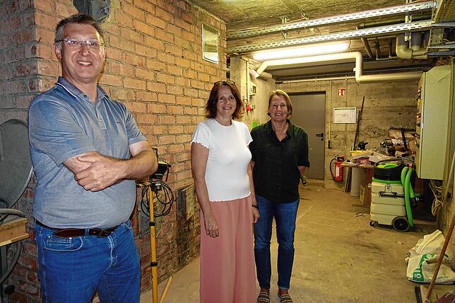 Nach einem Jahr können Bürgermeister Joachim Burger, Hauptamtsleiterin Agnes Kaiser und Daphne Kephalidis-Walker wieder lächeln. ...