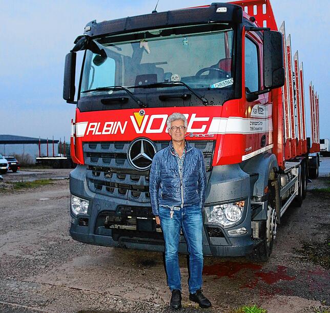 Was Harald Vogt bleibt, sind zwei Holztransporter.