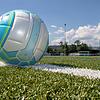 Bei Hitze wie bei Schnee bespielbar: das künstliche Fußballgrün wird zwar im Sommer wärmer als sein natürliches Pendent, dafür bietet es ...