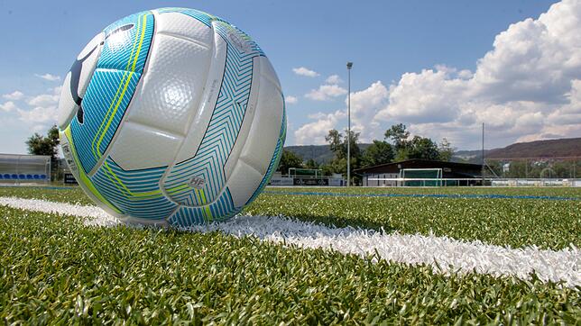 Bei Hitze wie bei Schnee bespielbar: das künstliche Fußballgrün wird zwar im Sommer wärmer als sein natürliches Pendent, dafür bietet es ...