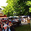 Feiern unter dem Blätterdach auf dem Postplatz: Das traditionelle Lindenfest übt eine besondere Faszination aus und deshalb mangelt es ...