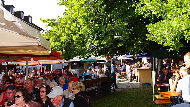 Feiern unter dem Blätterdach auf dem Postplatz: Das traditionelle Lindenfest übt eine besondere Faszination aus und deshalb mangelt es ...