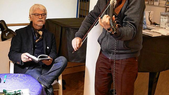 Markus Manfred Jung (links) stellte sein neues Buch &bdquo;Nebelgischt&ldquo; vor, und Uli Führe untermalte die Lesung mit ...